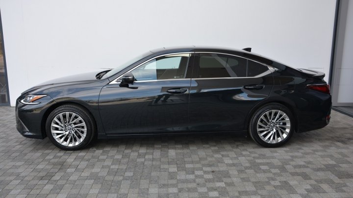 LEXUS ES 300h 2025