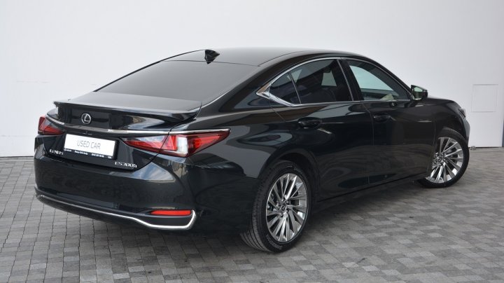 LEXUS ES 300h 2025