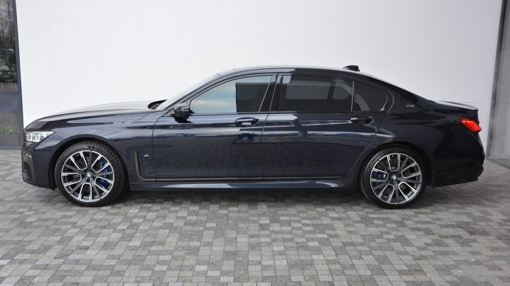 BMW 7 Series M760Li xDrive 2021