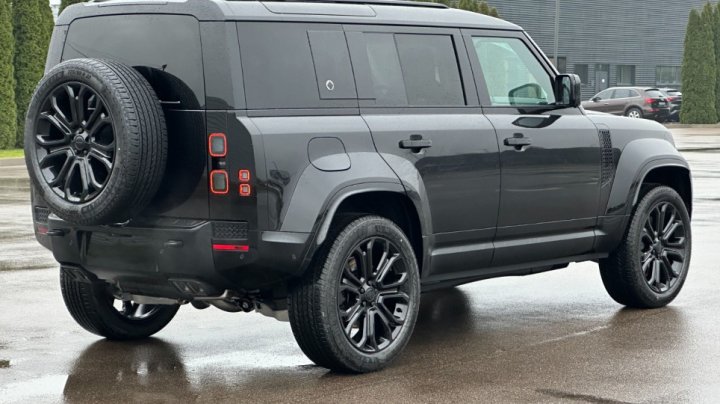 Land Rover Defender 110 Octa Black Edition 2000