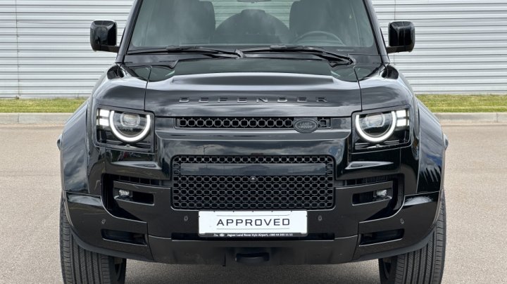 LAND ROVER DEFENDER OCTA BLACK EDITION 2000