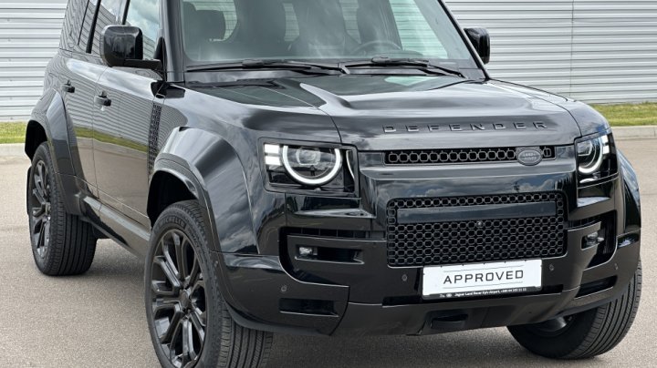 LAND ROVER DEFENDER OCTA BLACK EDITION 2000