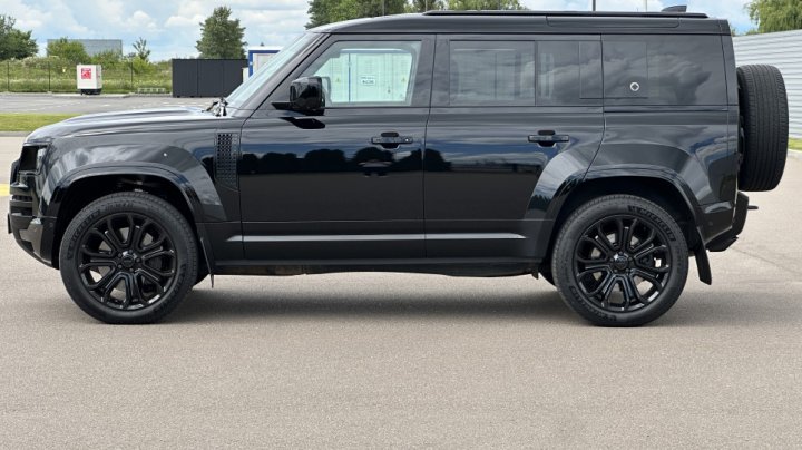 LAND ROVER DEFENDER OCTA BLACK EDITION 2000