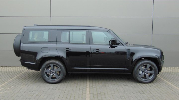 Land Rover Defender 2025