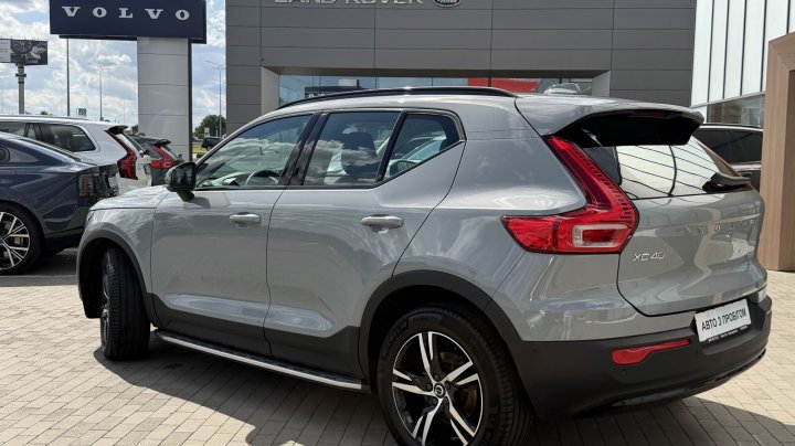 Volvo XC40 Plus Dark FWD 2023