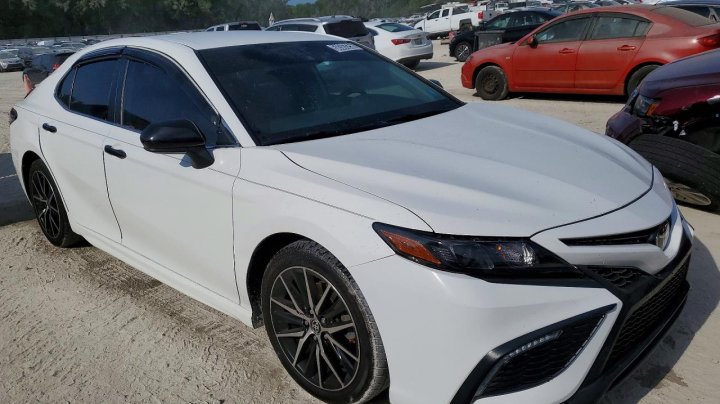 Toyota Camry  2021