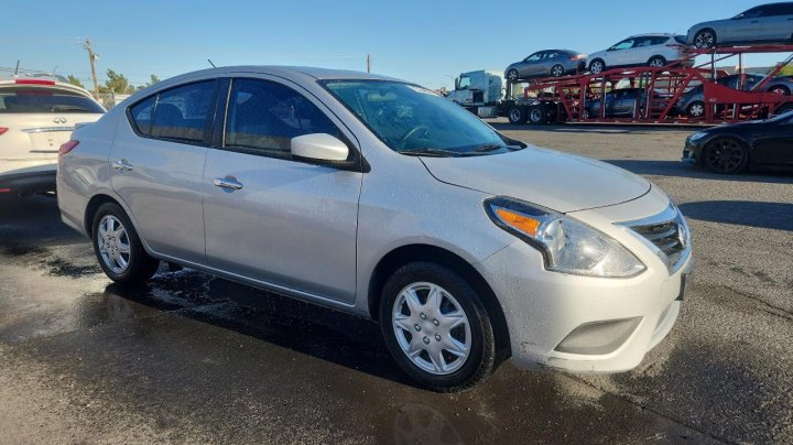 Nissan Versa  2019