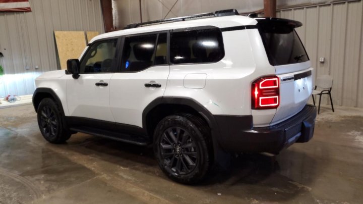 Toyota Land Cruiser BASE 2025