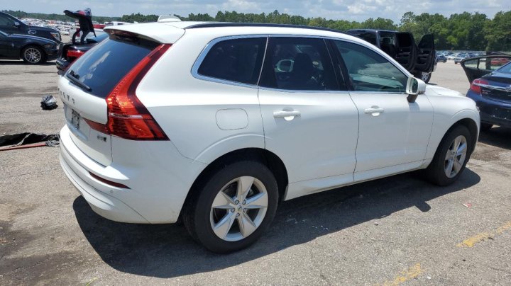 Volvo XC60 B5 MOMENTUM 2022