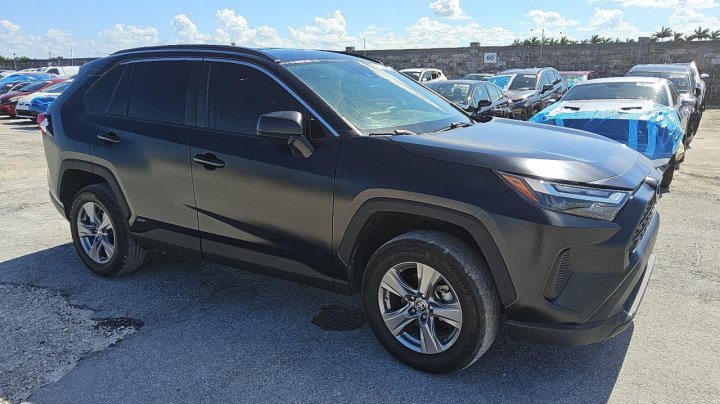 Toyota RAV4 LE 2024