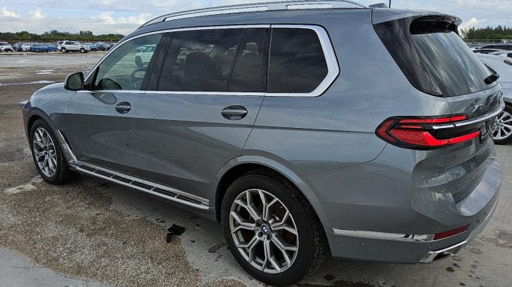BMW X7  2024