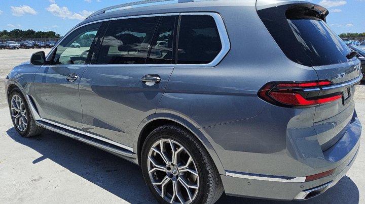 BMW X7  2024