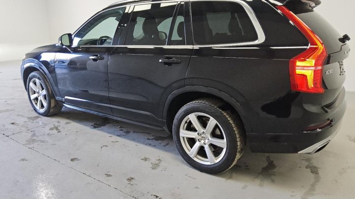 Volvo XC90 T6 MOMENTUM 2021